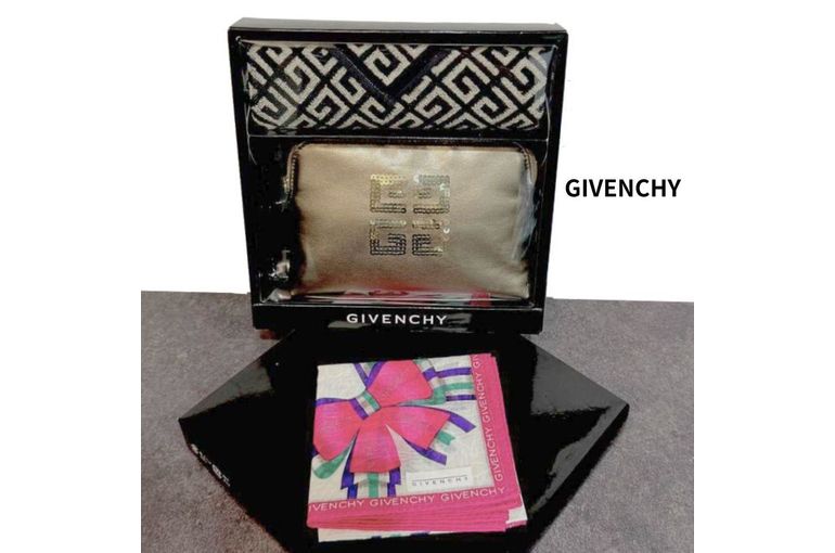 2025.11.30 未使用 ジバンシィ タオルハンカチ&ゴールドポーチ+リボン